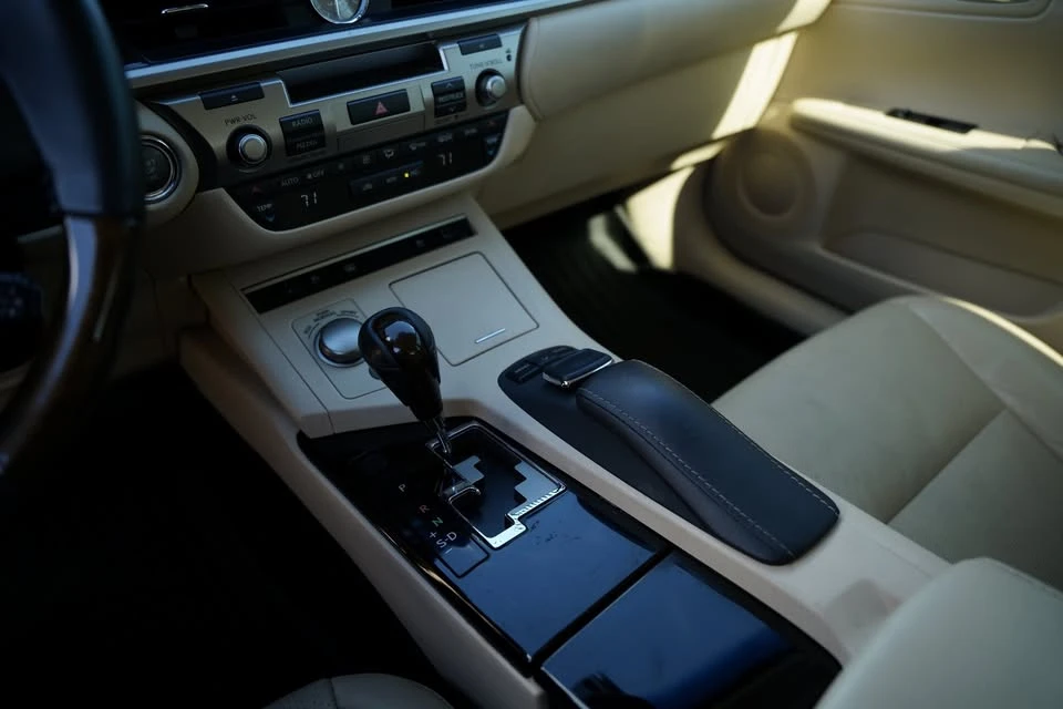 2015 Lexus ES 6th Gen - Image 13 of 20