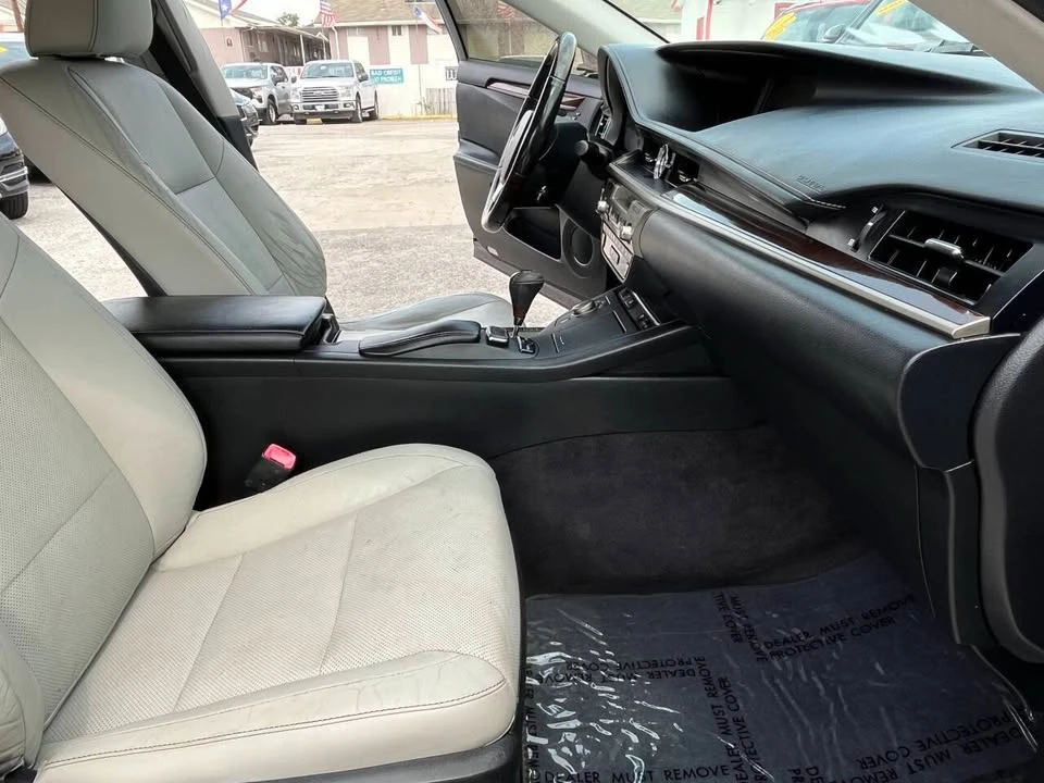 2015 Lexus ES 6th Gen - Image 19 of 20