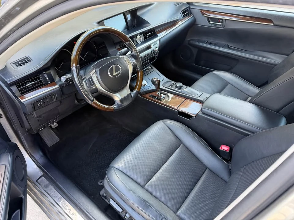 2015 Lexus ES 6th Gen - Image 9 of 12
