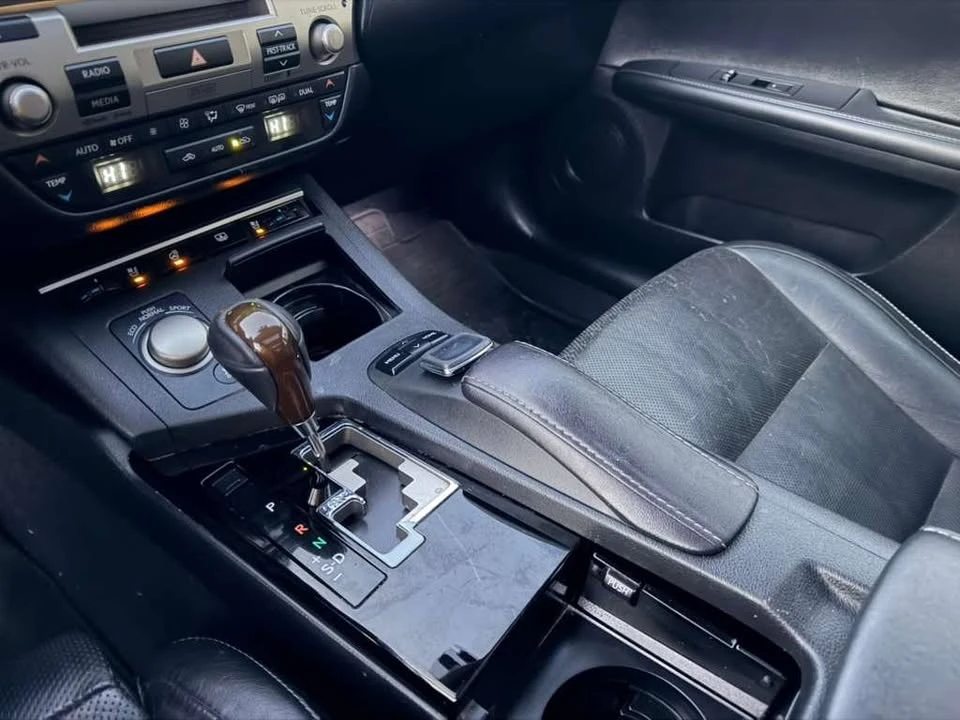 2015 Lexus ES 6th Gen - Image 12 of 19