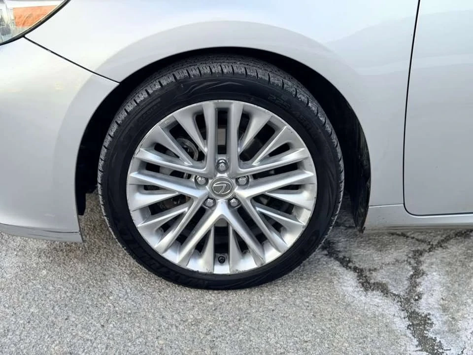 2015 Lexus ES 6th Gen - Image 11 of 19