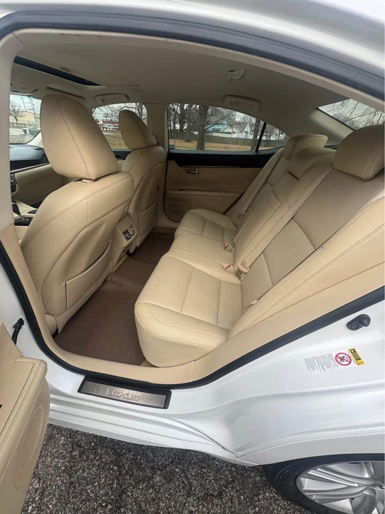 2015 Lexus ES 6th Gen - Image 15 of 19