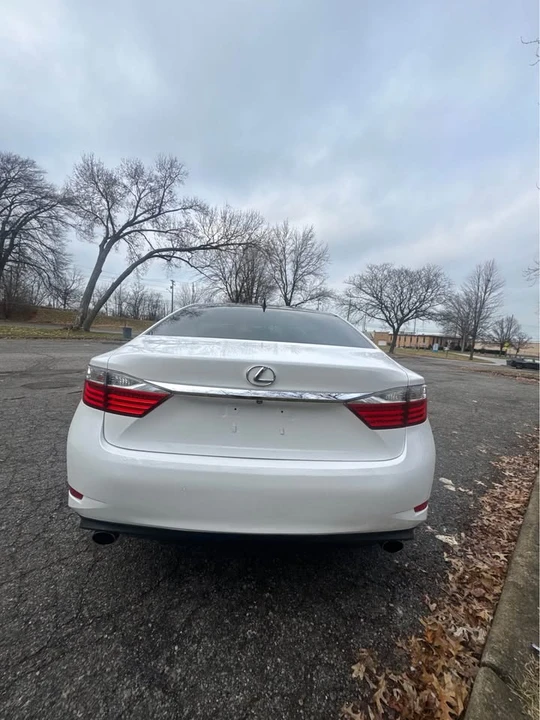 2015 Lexus ES 6th Gen - Image 16 of 19