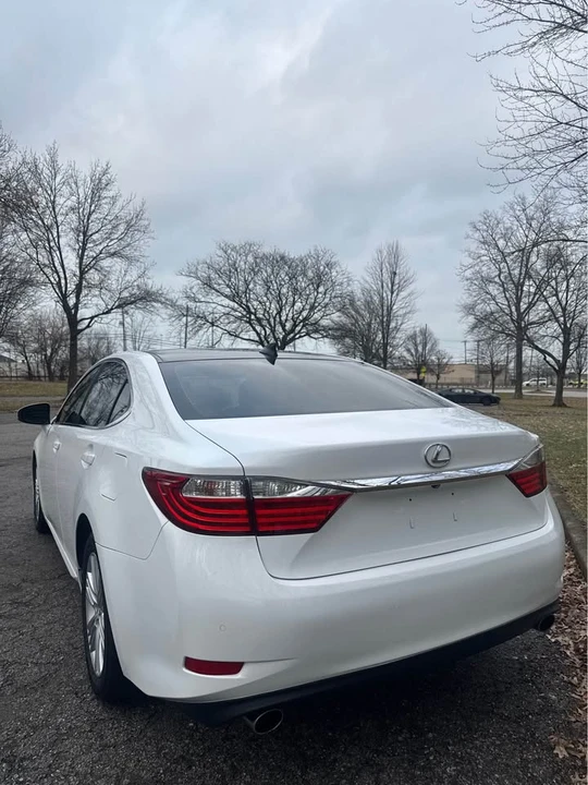 2015 Lexus ES 6th Gen - Image 8 of 19