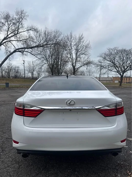 2015 Lexus ES 6th Gen - Image 9 of 19