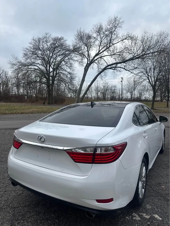 2015 Lexus ES 6th Gen - Image 7 of 19