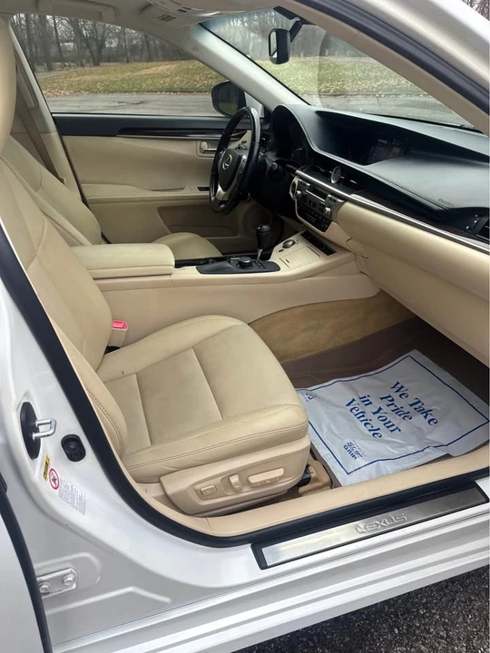 2015 Lexus ES 6th Gen - Image 17 of 19