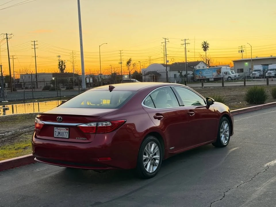 2015 Lexus ES 6th Gen - Image 10 of 16