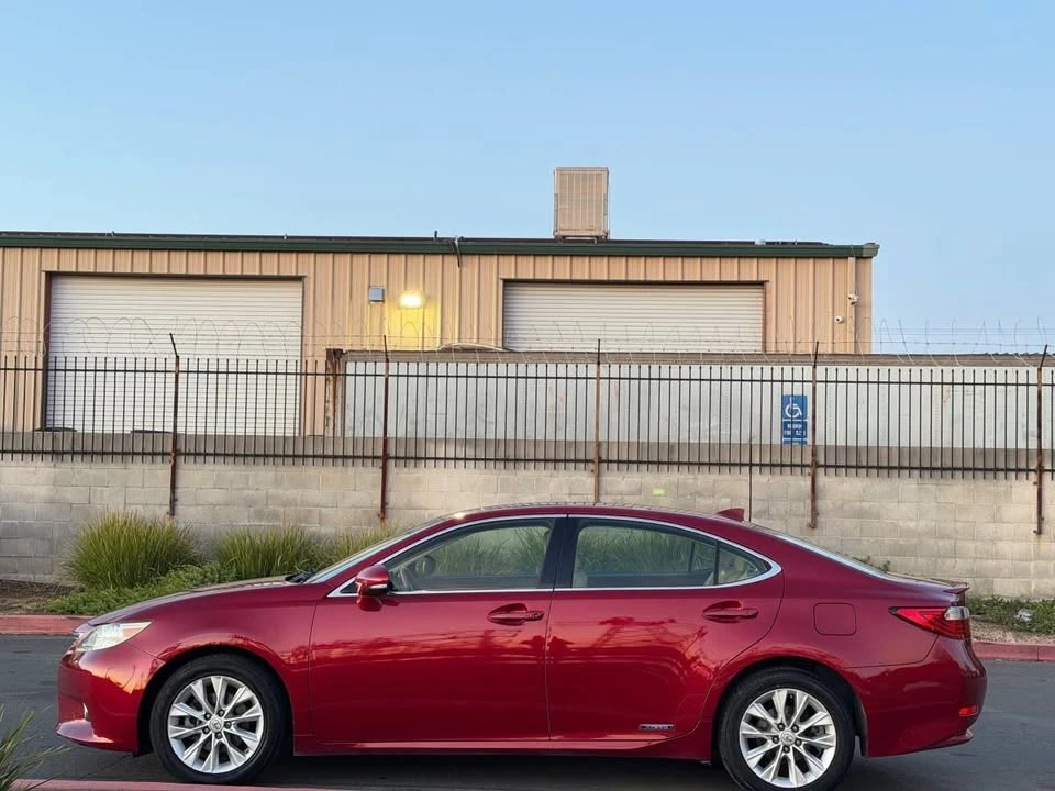 2015 Lexus ES 6th Gen - Image 11 of 16