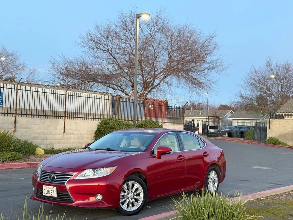2015 Lexus ES 6th Gen - Image 2 of 16