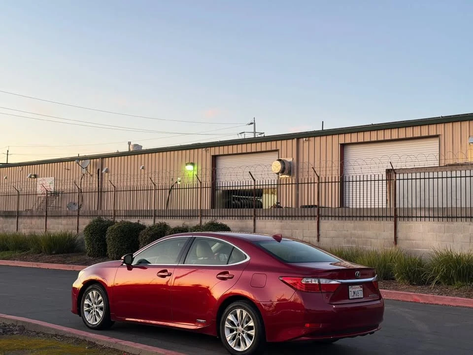 2015 Lexus ES 6th Gen - Image 4 of 16
