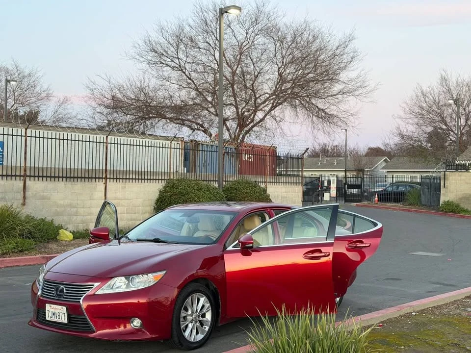 2015 Lexus ES 6th Gen - Image 9 of 16