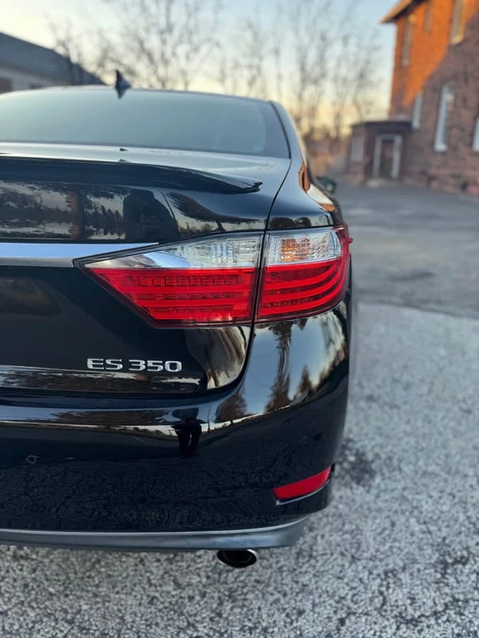 2015 Lexus ES 6th Gen - Image 8 of 15