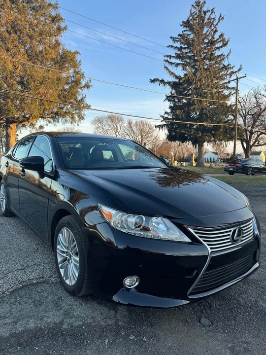 2015 Lexus ES 6th Gen - Image 2 of 15
