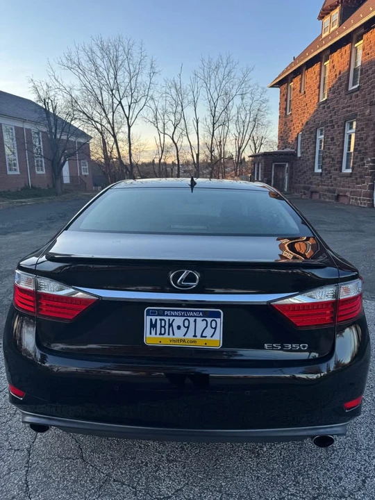 2015 Lexus ES 6th Gen - Image 5 of 15