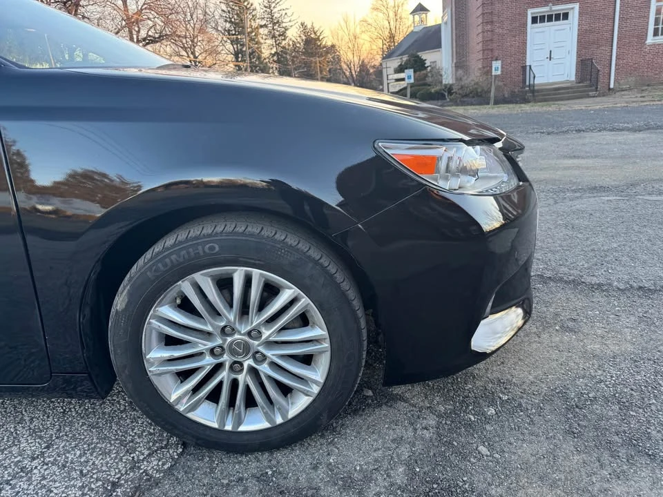 2015 Lexus ES 6th Gen - Image 4 of 15