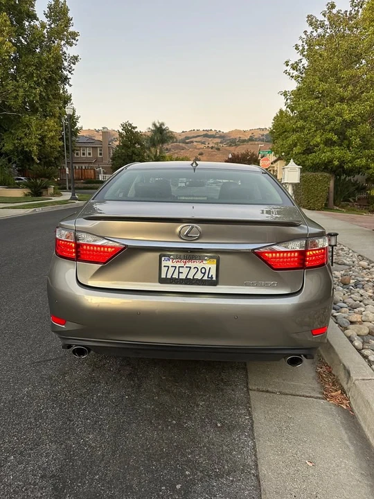 2015 Lexus ES 6th Gen - Image 2 of 11