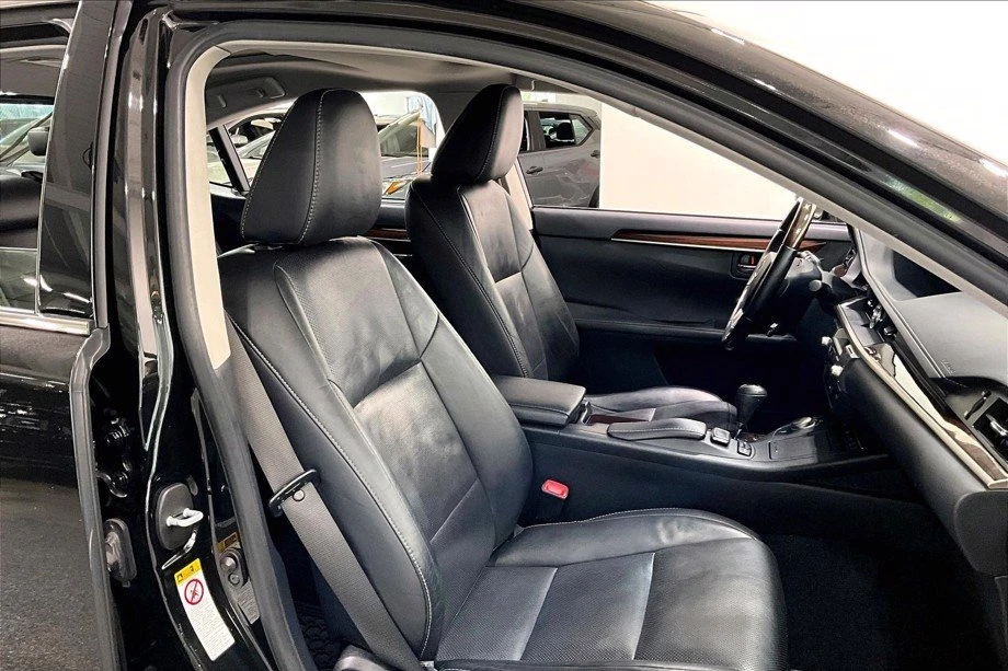 2015 Lexus ES 6th Gen - Image 7 of 8