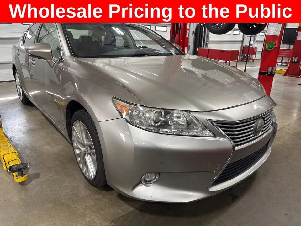 2015 Lexus ES 6th Gen - Image 2 of 8