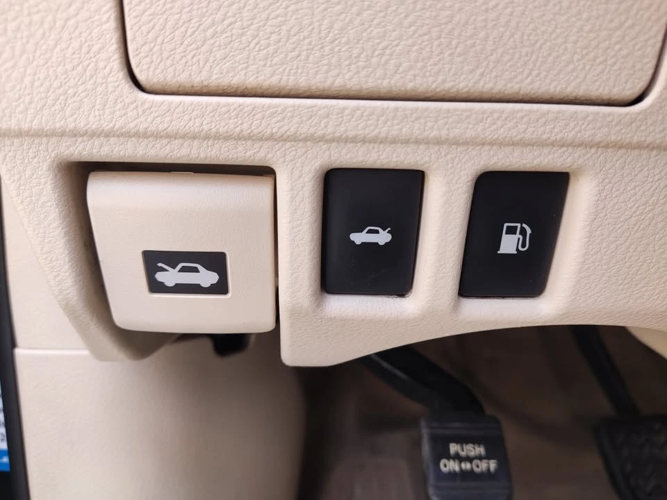 2015 Lexus ES 6th Gen - Image 18 of 20