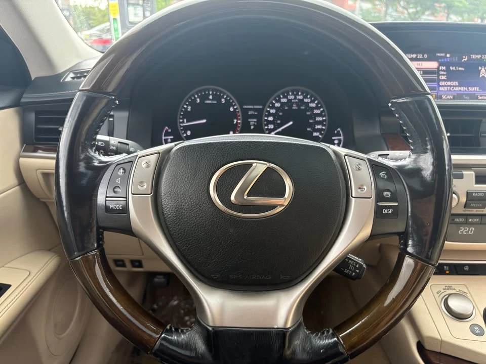 2015 Lexus ES 6th Gen - Image 15 of 20