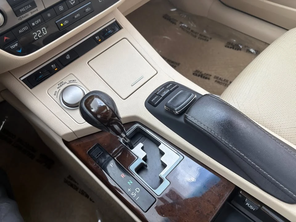 2015 Lexus ES 6th Gen - Image 17 of 20