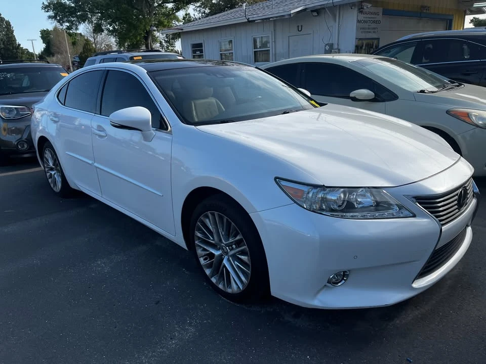 2015 Lexus ES 6th Gen - Image 2 of 5