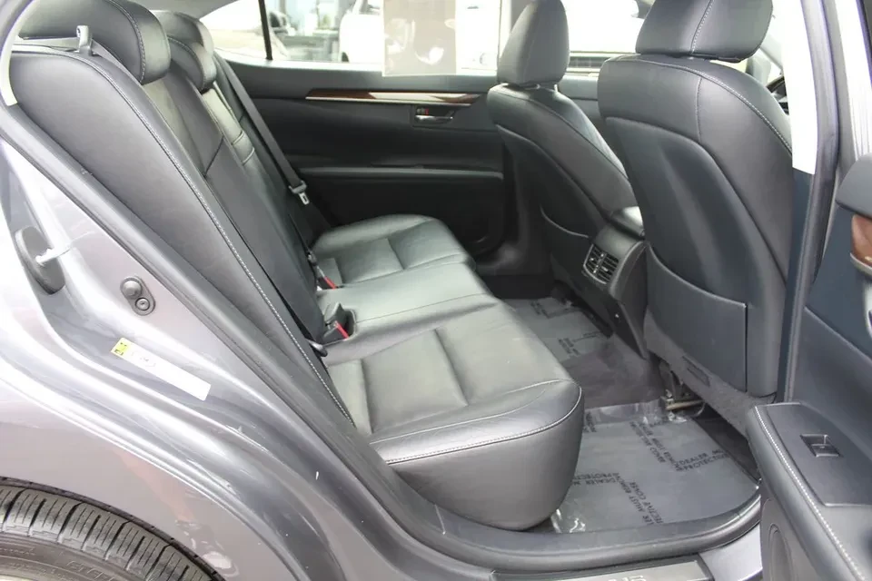 2015 Lexus ES 6th Gen - Image 9 of 10