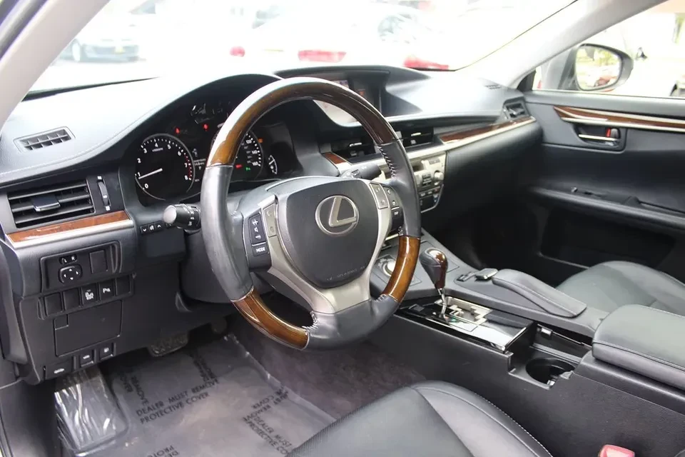 2015 Lexus ES 6th Gen - Image 5 of 10