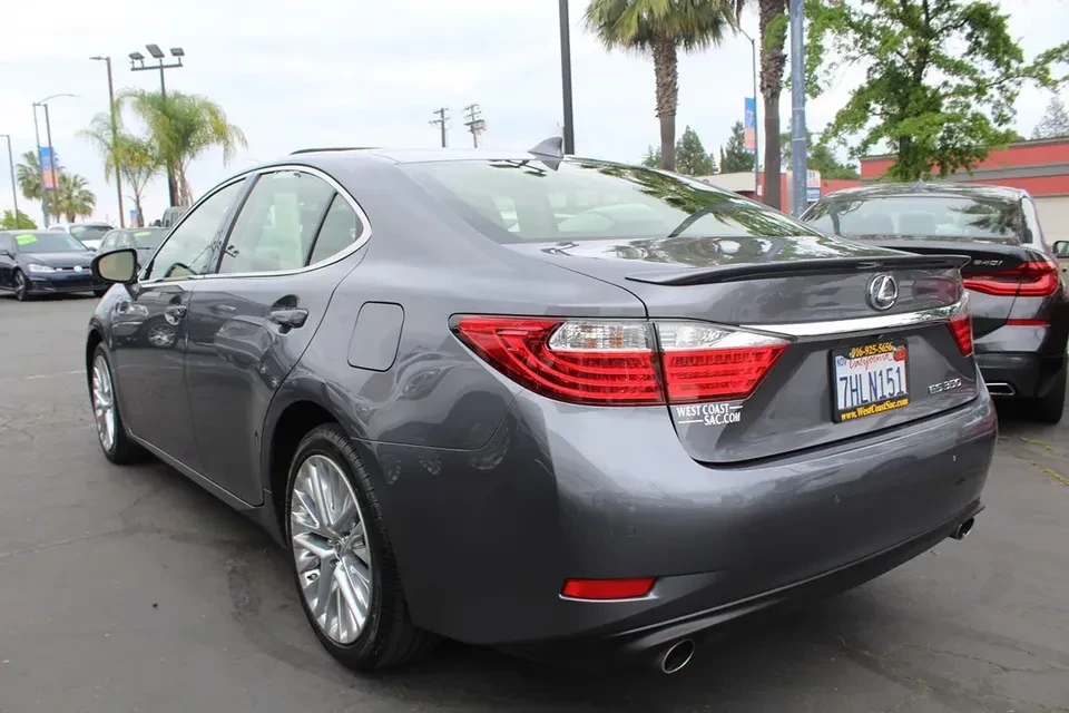 2015 Lexus ES 6th Gen - Image 2 of 10