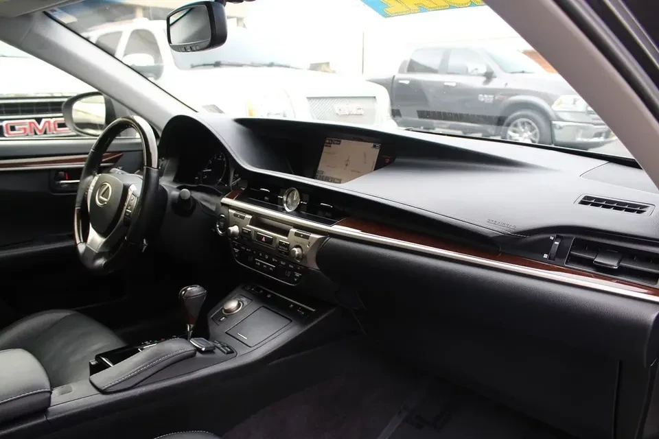 2015 Lexus ES 6th Gen - Image 8 of 10