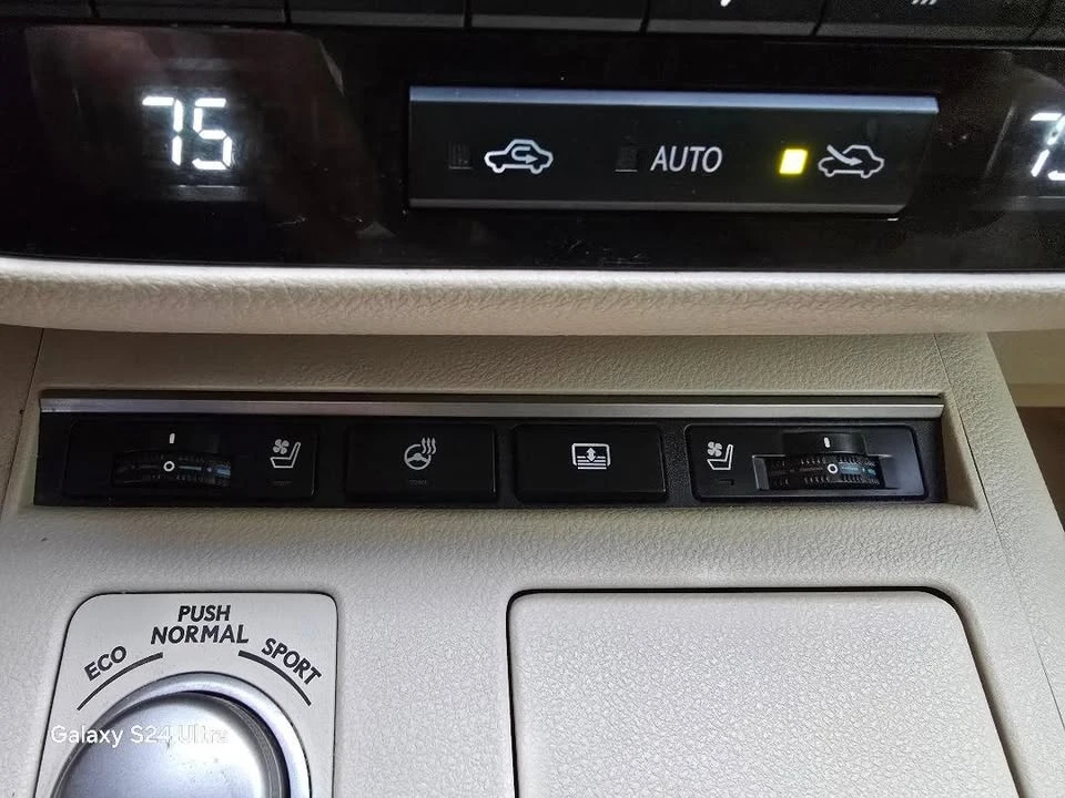 2015 Lexus ES 6th Gen - Image 16 of 18