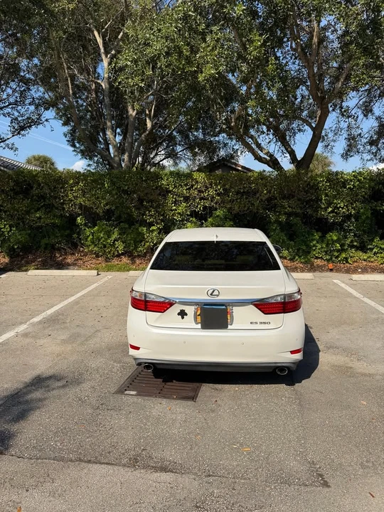 2015 Lexus ES 6th Gen - Image 5 of 18