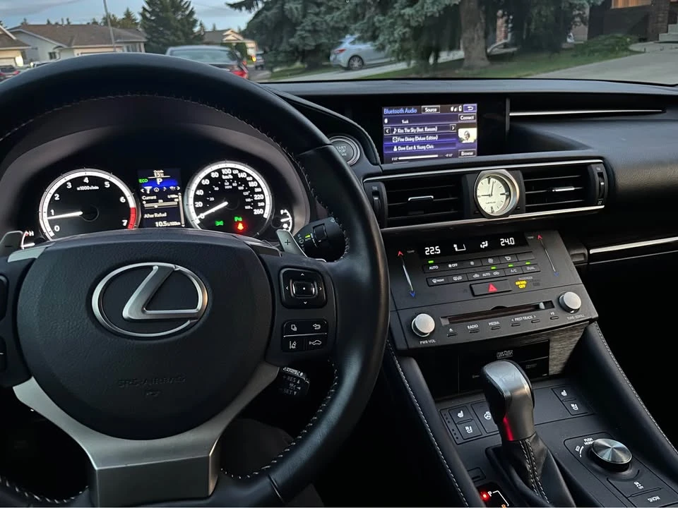 2015 Lexus RC - Image 13 of 17