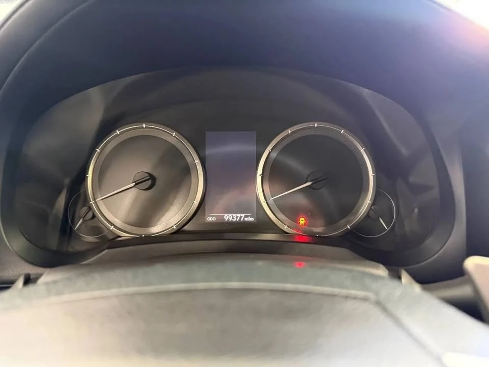 2015 Lexus RC - Image 8 of 18