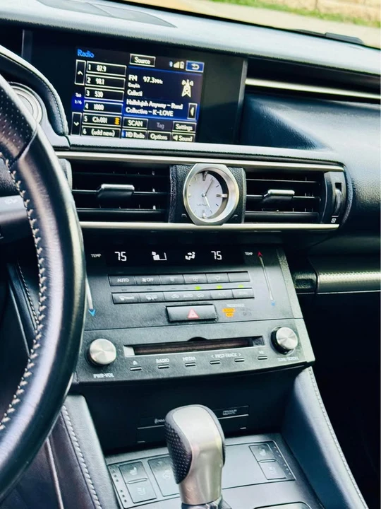 2015 Lexus RC - Image 11 of 19
