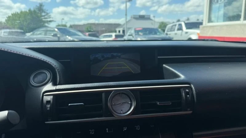 2015 Lexus RC - Image 17 of 20