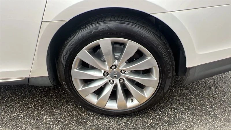 2015 Lincoln MKS - Image 10 of 12
