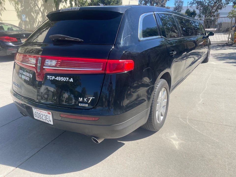 2015 Lincoln MKT - Image 12 of 16