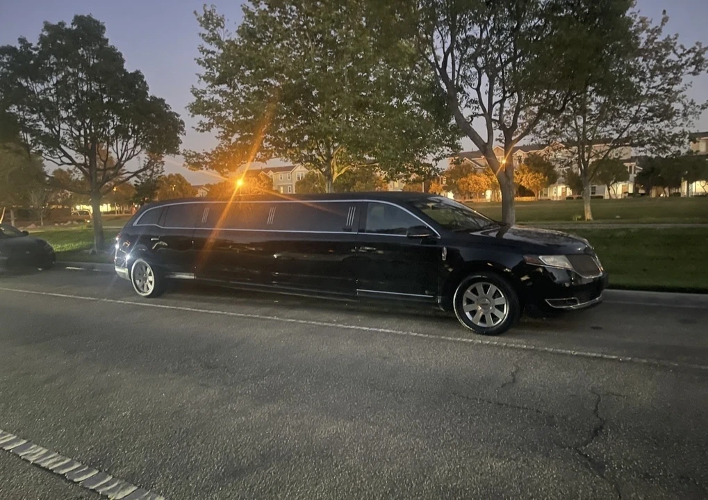 2015 Lincoln MKT - Image 2 of 11