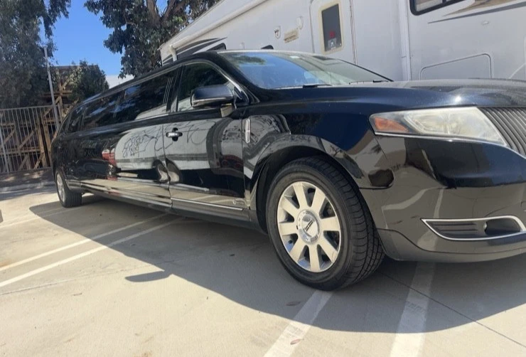 2015 Lincoln MKT - Image 2 of 16