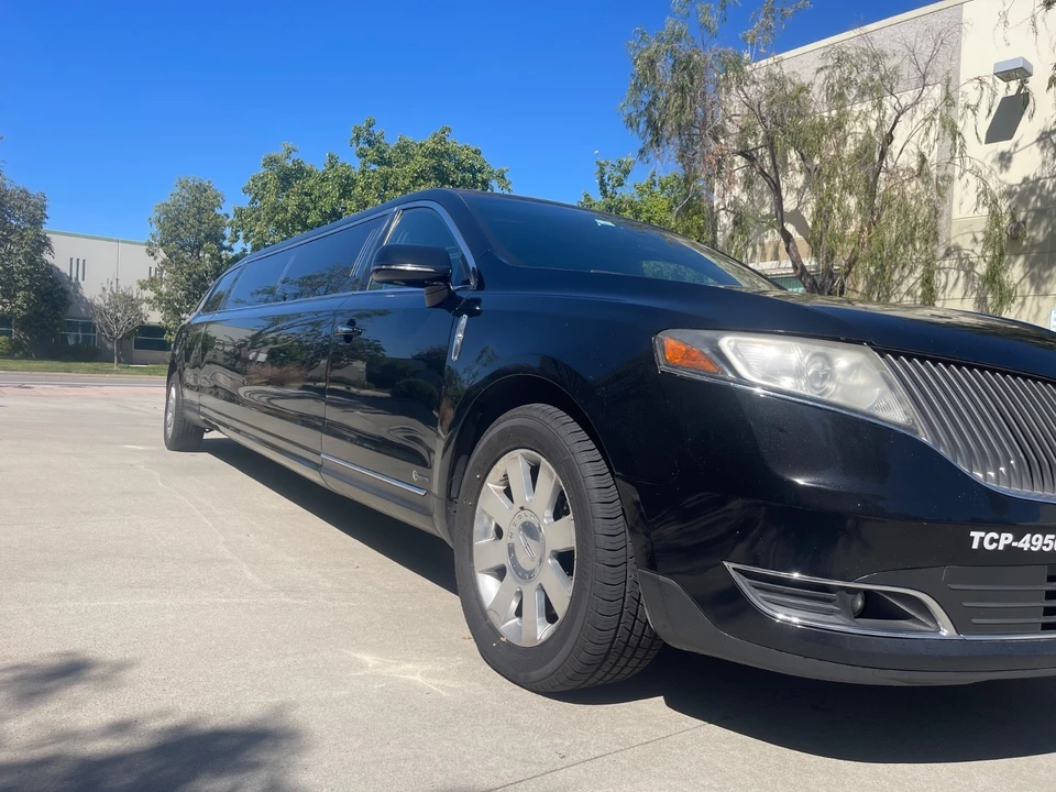 2015 Lincoln MKT - Image 11 of 16