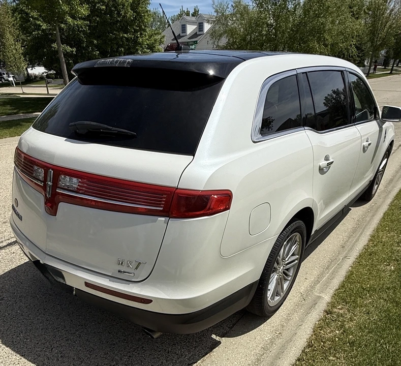 2015 Lincoln MKT - Image 19 of 21