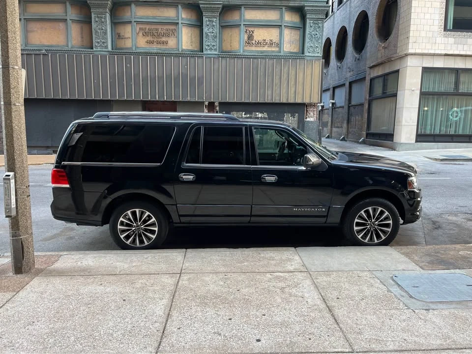 2015 Lincoln Navigator 3rd Gen - Image 2 of 17