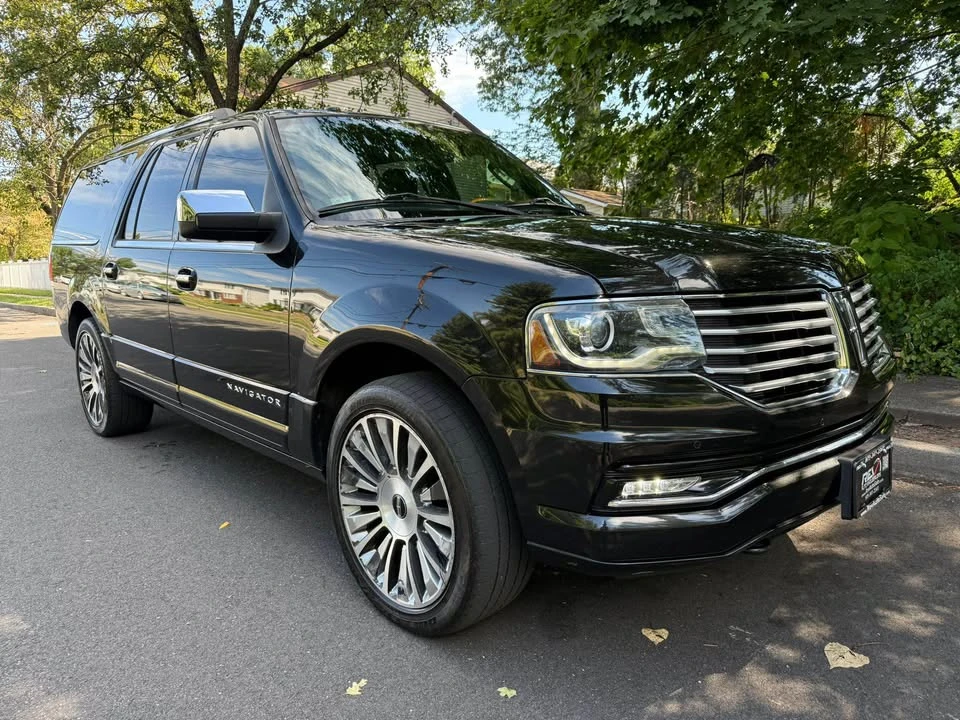 2015 Lincoln Navigator - Image 2 of 8