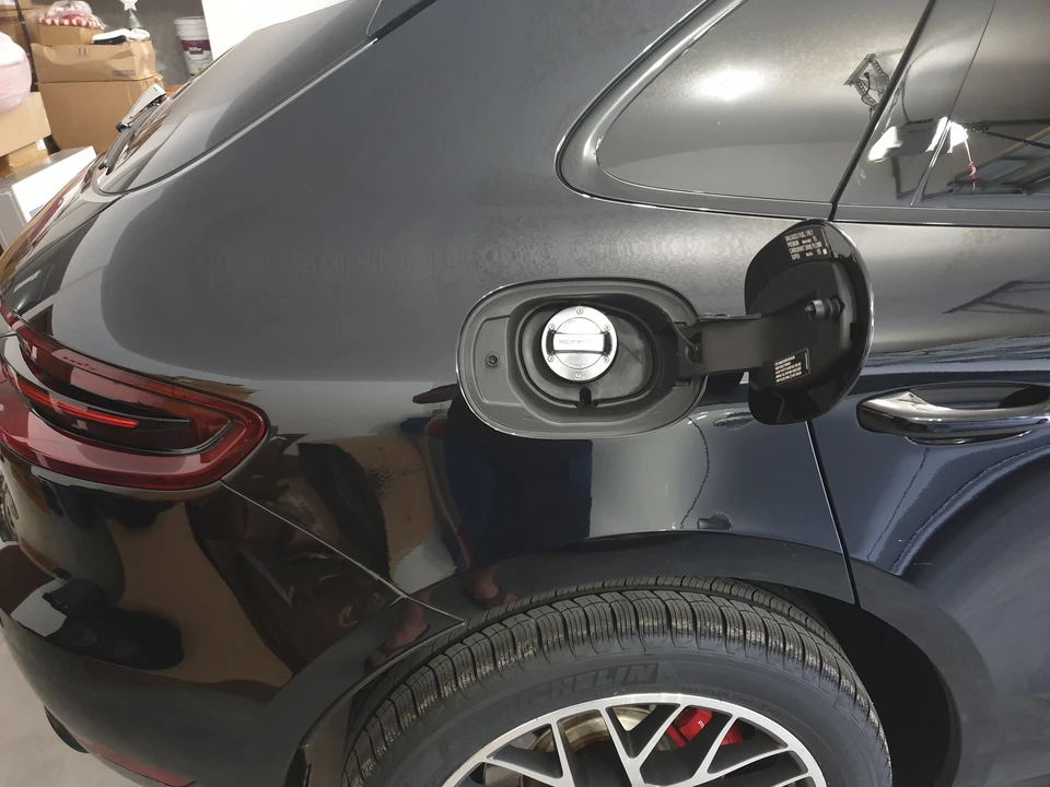 2015 Porsche Macan Turbo - Image 16 of 18