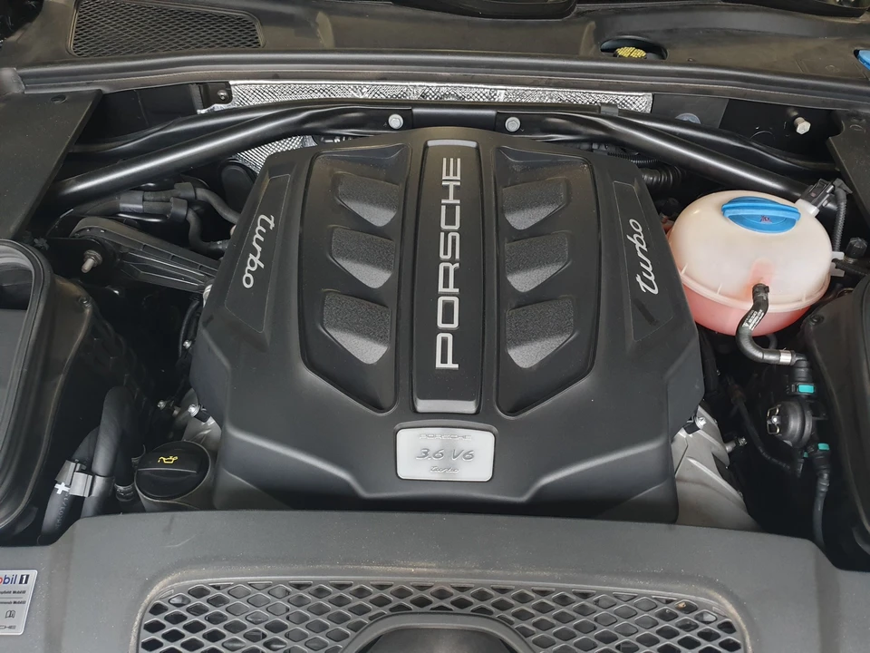 2015 Porsche Macan Turbo - Image 18 of 18