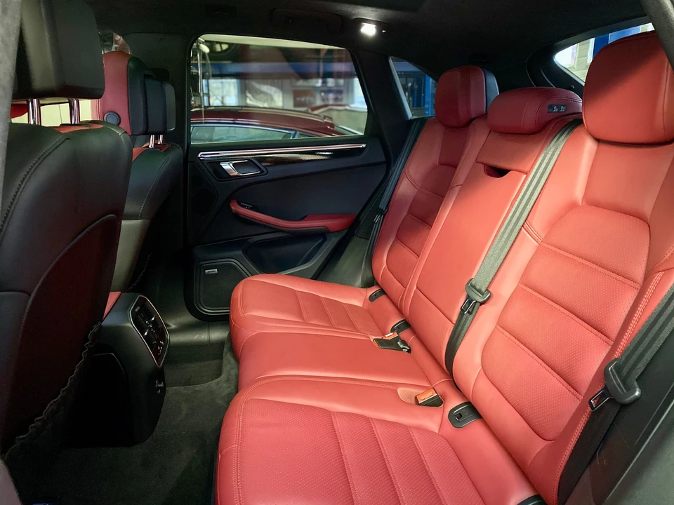 2015 Porsche Macan Turbo - Image 18 of 20