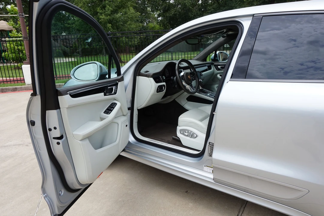 2015 Porsche Macan Turbo - Image 10 of 31