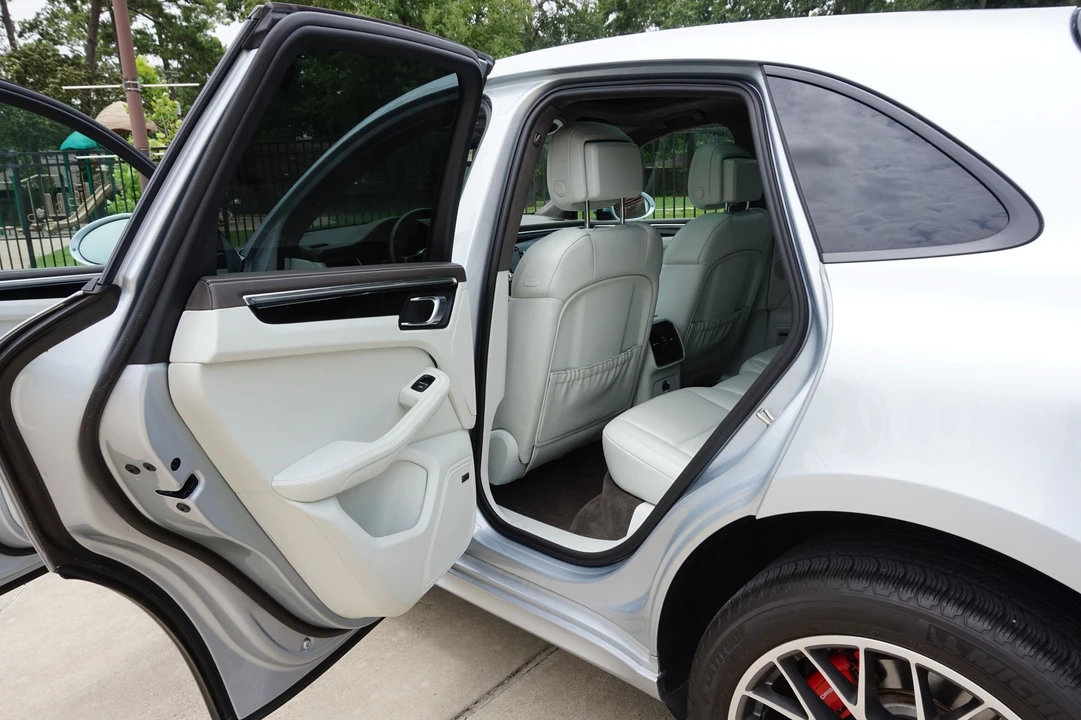 2015 Porsche Macan Turbo - Image 12 of 31